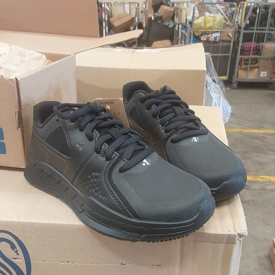 BRAND NEW BOXED SHOES FOR CREWS CONDOR WOMENS SHOES - SIZE 2.5