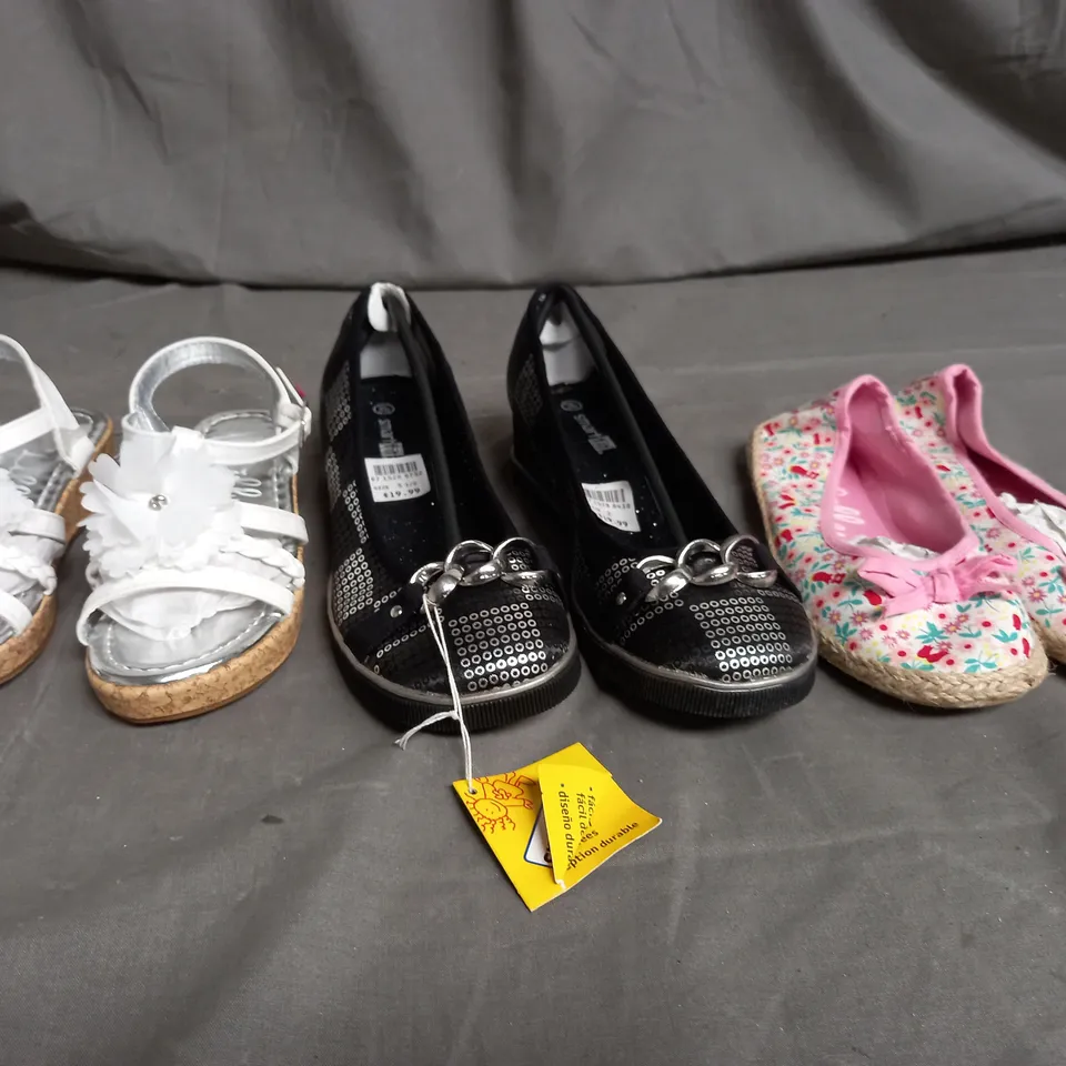 APPROXIMATELY 12 ASSORTED KIDS PAIRS OF SHOES IN VARIOUS COLOURS, STYLES, AND SIZES