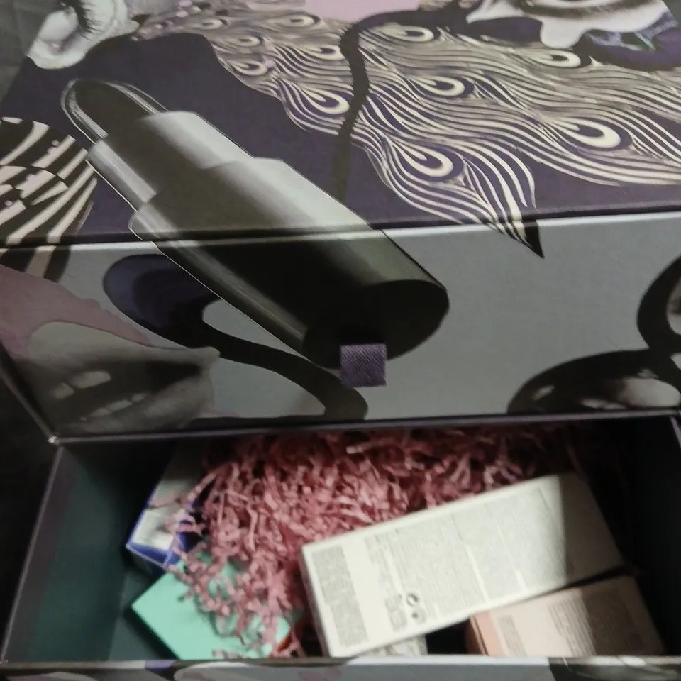 CULT BEAUTY GIFT BOX 