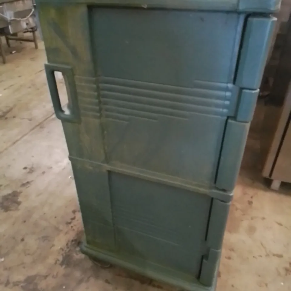 CAMBRO ULTRA CAMCART INSULATED FOOD CART 