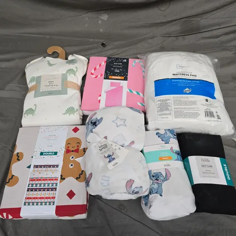 APPROXIMATELY 30 ASSORTED ITEMS TO INCLUDE SHERPA THROWS, EASY CARE DUVET SETS, BABYS DINO SLEEPING BAG, ETC