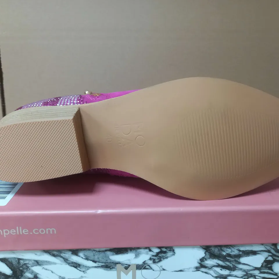 BOXED MODA IN PELLE LIGHT PINK HEEL BOOTS - UK 7