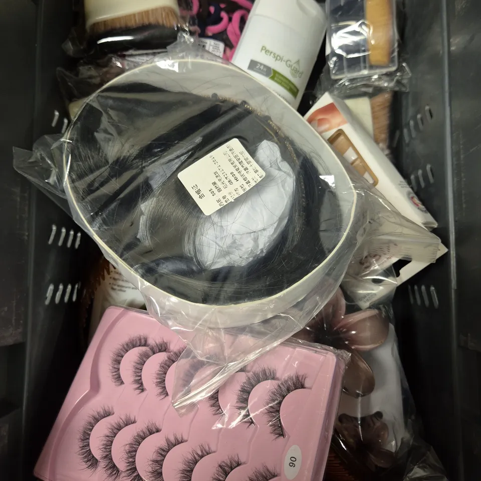 APPROXIMATELY 20 ASSORTED HEALTH & BEAUTY PRODUCTS TO INCLUDE - MINI SHAVER, BABY SPONGES, DETANGLE COMB ETC 