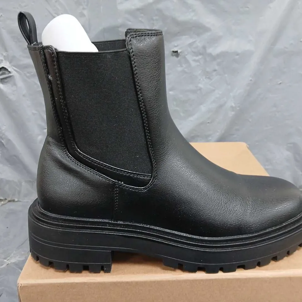 BOXED CHUNKY CHELSEA BOOT - BLACK - SIZE 6