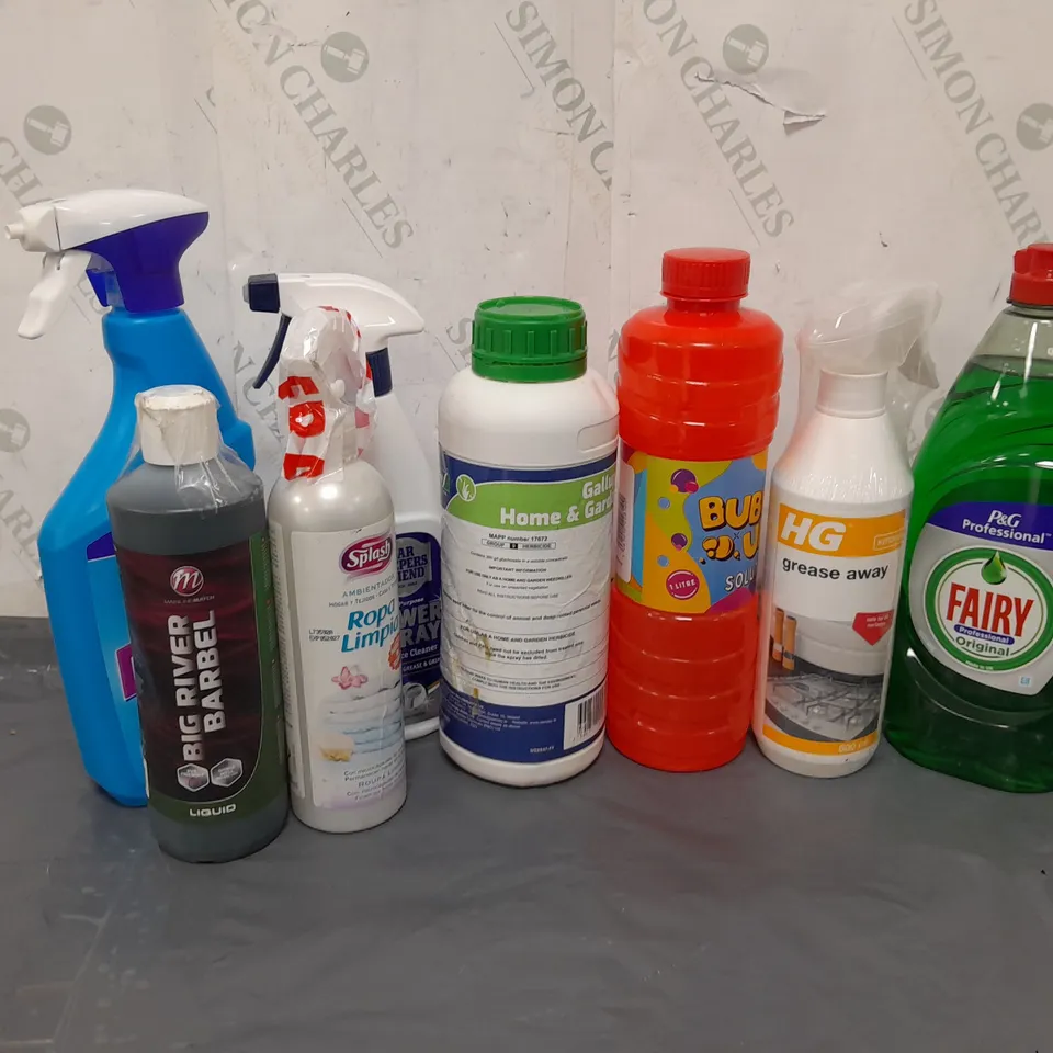 APPROXIMATELY 15 ASSORTED HOUSEHOLD CLEANING PRODUCTS AND ACCESSORIES TO INCLUDE BAR KEEPERS FRIEND ALL PURPOSE POWER SPRAY, SPRAY DEEPIO THE GREASE BUSTER, HG GREASE AWAY, BIG RIVER BARBEL LIQUID 