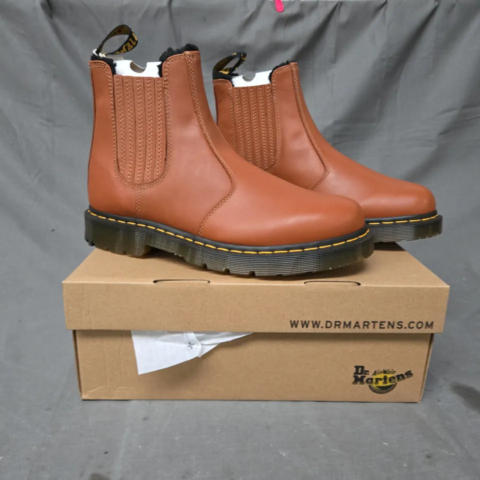 BOXED PAIR OF DR MARTENS 2976 ANKLE BOOTS IN TAN UK SIZE 8