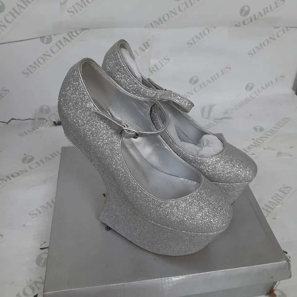 BOXED PAIR OF CASANDRA PLATFORM STRAP SHOE IN SILVER GLITTER SIZE 4