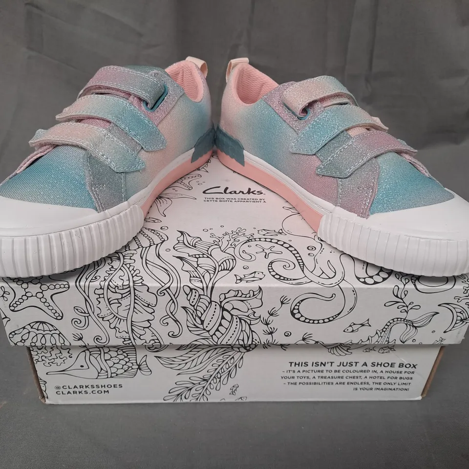 BOXED PAIR OF CLARKS FOXINGBRILL KIDS SHOES IN MULTICOLOUR W. GLITTER EFFECT UK SIZE 12