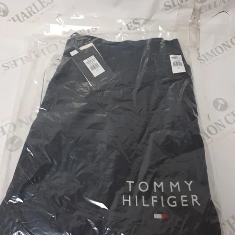 TOMMY HILFIGER SHORTS SIZE M