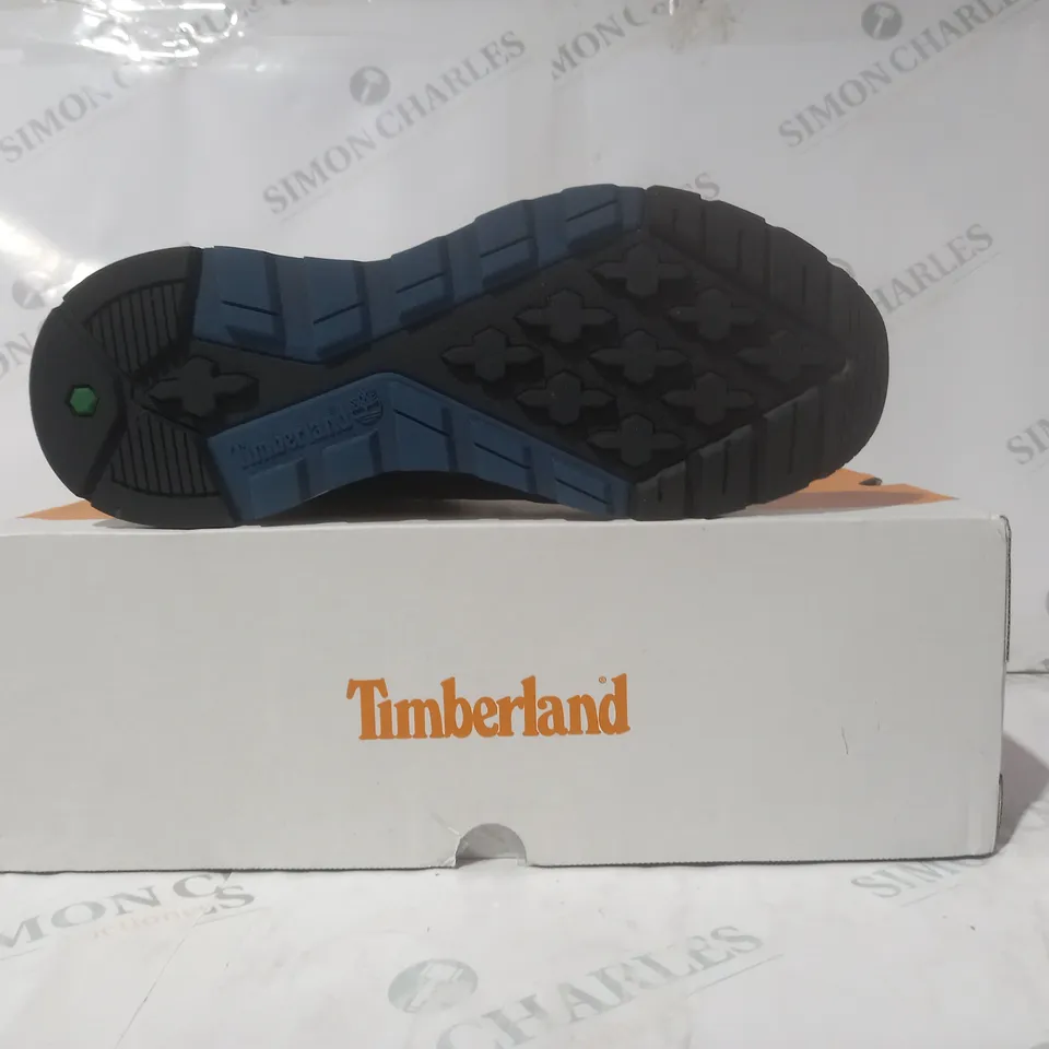 BOXED PAIR OF TIMBERLAND SPRINT TREKKER MID SHOES IN BLACK/BLUE UK SIZE 9