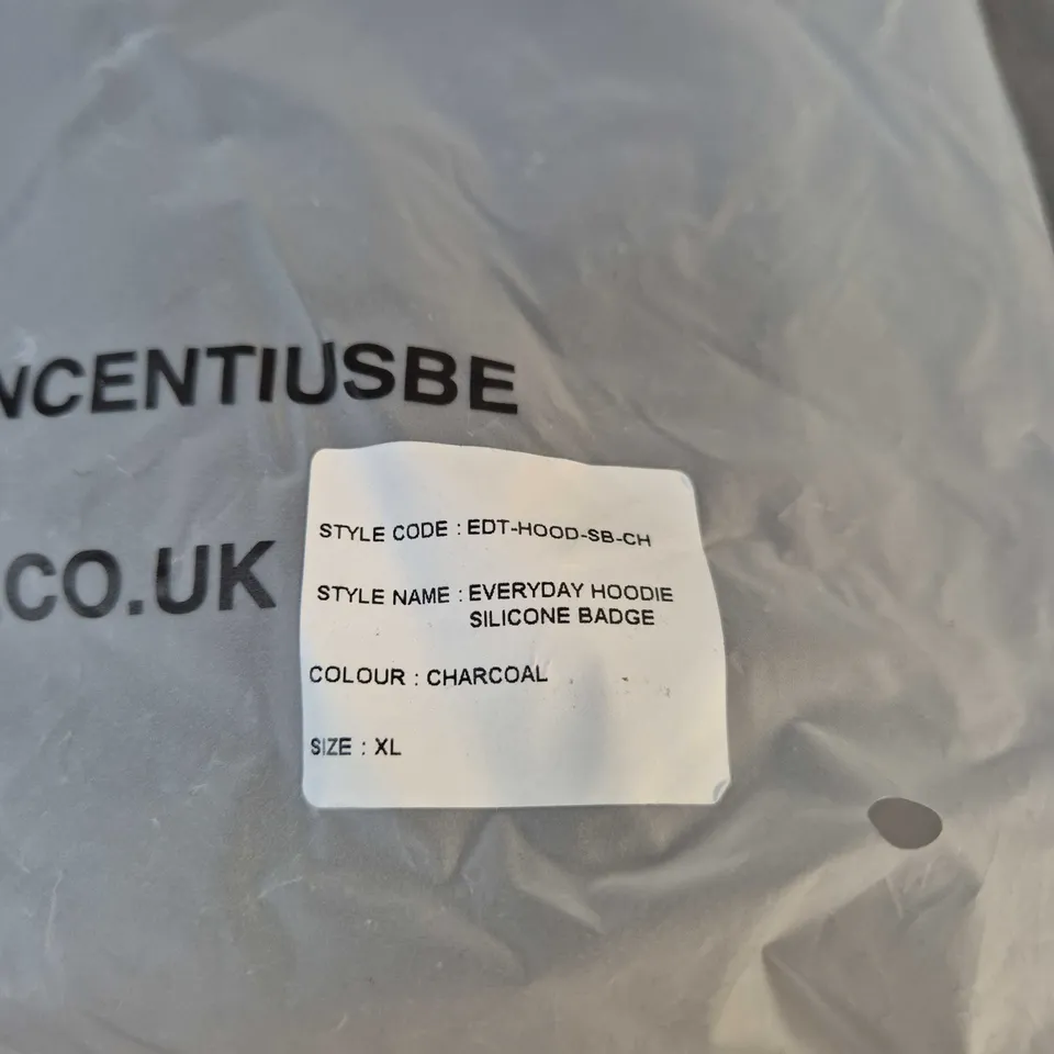 VINCENTIUS EVERYDAY HOODIE SILICONE BADGE – CHARCOAL, XL