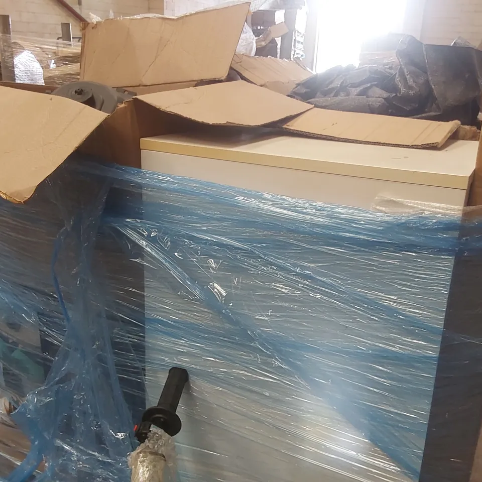 PALLET CONTAINING A VERY LARGE QUANTITY OF ASSORTED ITEMS INCLUDING: TOY CAR PART, MINI DIRTBIKE/QUADBIKE PARTS, FURNITURE ECT