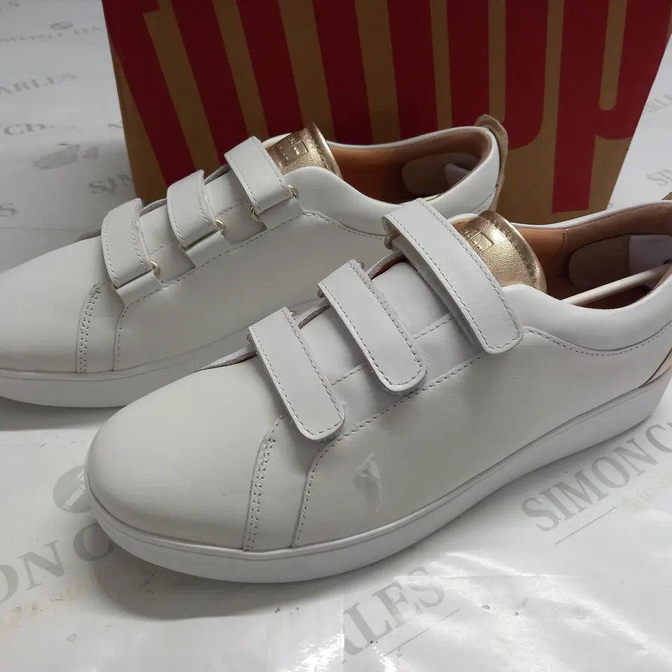BOXED PAIR OF FIT FLOP RALLY METALLIC BACK LEATHER STRAP SNEAKERS IN WHITE - UK 8