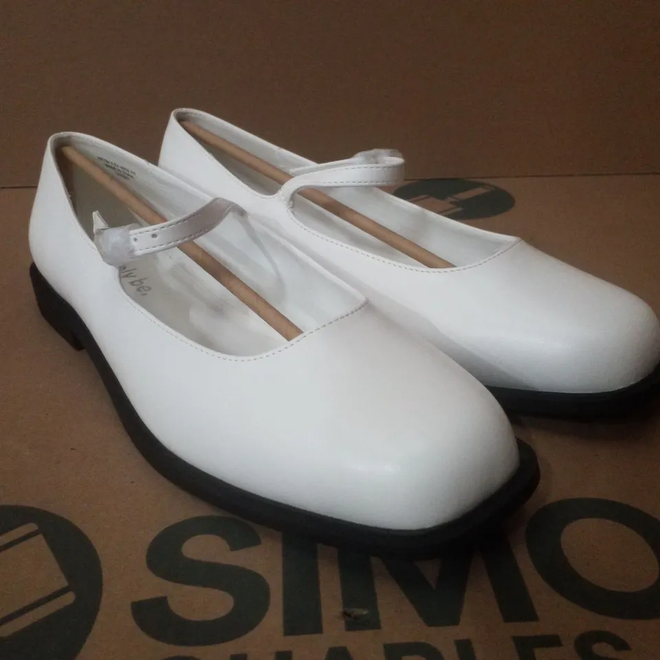 BOX CONTAINING APPROXIMATELY 9 PAIRS OF BRAND NEW SIMPLY BE ECRU BROOKE EX WIDE FLATS - SIZE 8