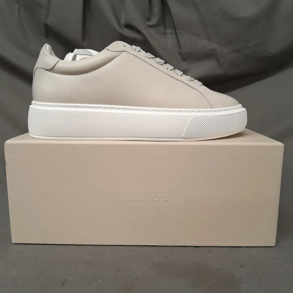 BOXED PAIR OF ARNE WOMEN'S ESSENTIAL LEATHER TRAINERS IN ECRU UK SIZE 5