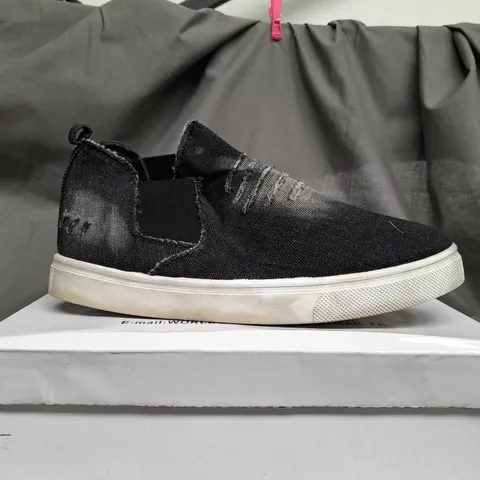 BOX OF APPROX 12 W.S SHOES DENIM SLIDE ON SHOES IN BLACK - VARIOUS SIZES