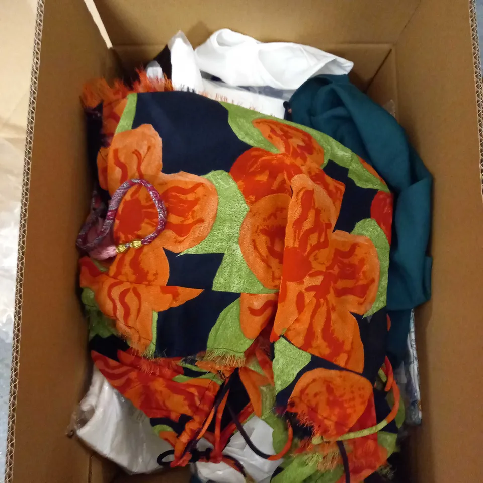 MEDIUM BOX OF ASSORTED CLOTHING ITEMS TO INCLUDE T-SHIRTS, DRESSES AND PANTS
