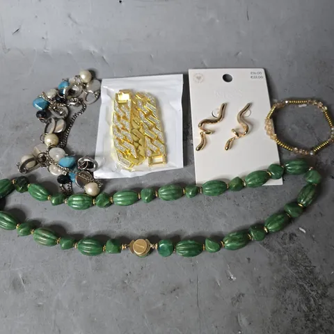 APPROXIMATELY 15 ASSORTED JEWELLERY ITEMS TO INCLUDE - NECKLACE , EARRINGS , WATCH ETC