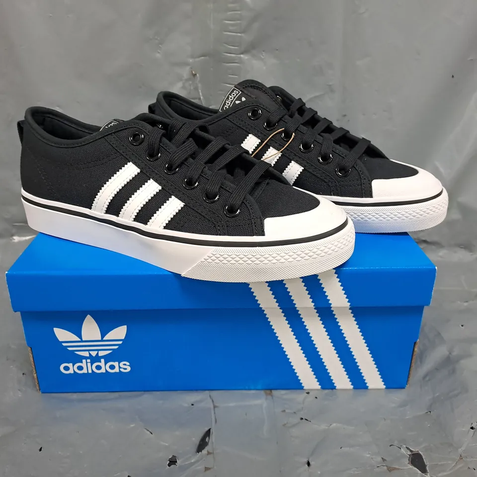 BOXED PAIR OF ADIDAS NIZZA SHOES IN BLACK/WHITE SIZE UK 6