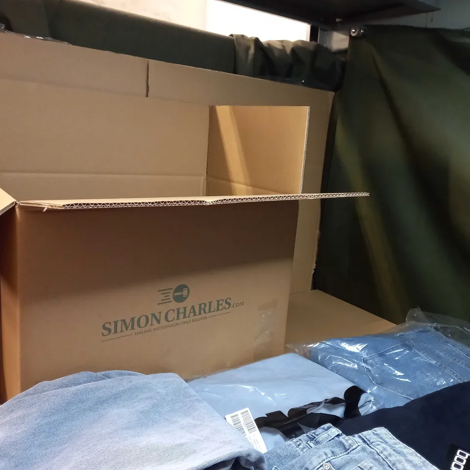 BOX OF APPROX 8 ASSORTED JEANS/DENIM ITEMS VARYING IN SIZE/COLOUR/STYLE