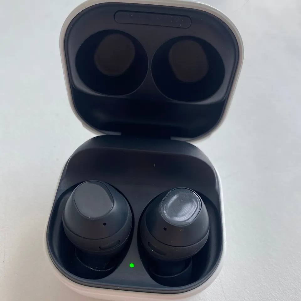 PAIR OF SAMSUNG EARBUDS WITH CHARGING CASE 