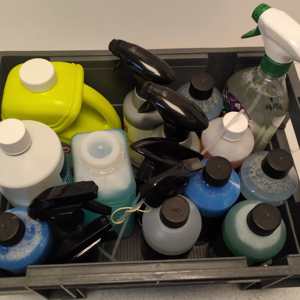 APPROXIMATELY 12 ASSORTED LARGE LIQUIDS TO INCLUDE LITTLE TIKES BUBBLE SOLUTION, BIRD & BUG REMOVER, MUCK MUNCHERS OXY-TONIC, ETC - COLLECTION ONLY