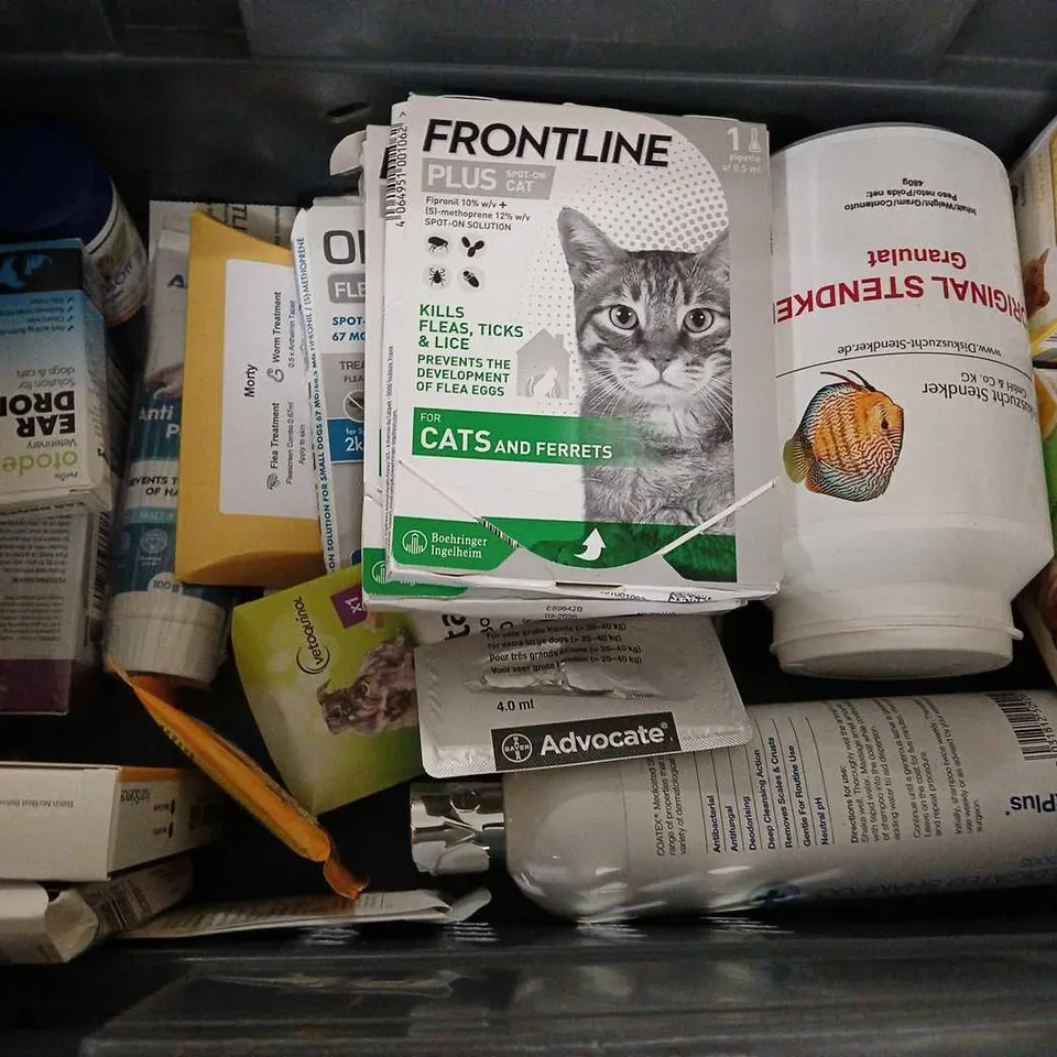 LOT OF ASSORTED PET CARE ITEMS TO INCLUDE FRONTLINE SPOT ON, CANIDENT, BUGALUGS WIPES AND ORIGINAL STENDKER