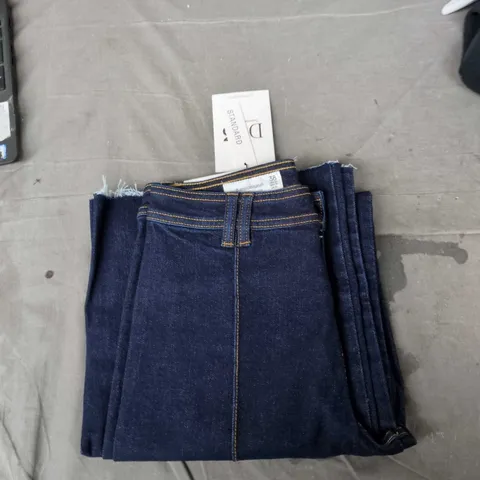 BOX OF APPROXIMATELY 25 ASSORTED CLOTHING ITEMS TO INCLUDE: JEAN SHORTS AND BEIGE JUMPER