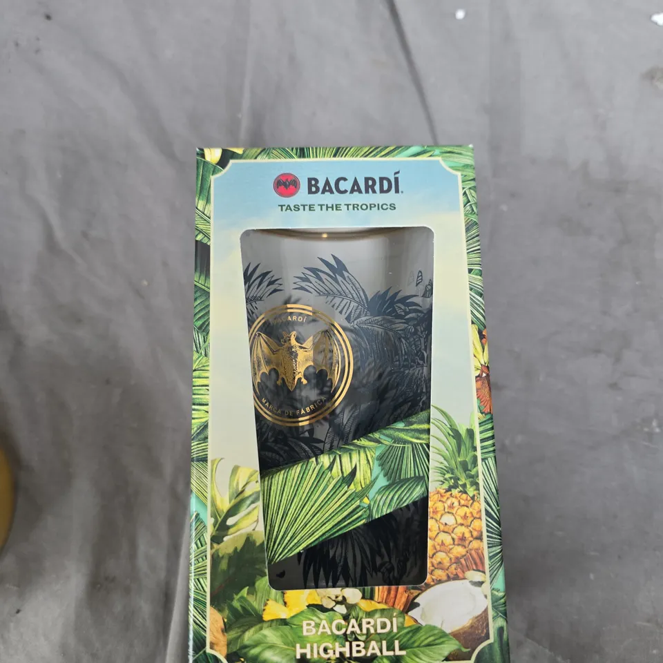 LOT OF APPROXIMATELY 10 GLASSES/MUGS TO INCLUDE: BACARDI HIGHBALL GLASS, PANTONE MUG AND ELEANOR BOWMER MUG