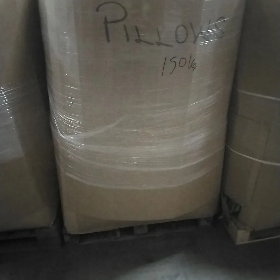 A PALLET CONTAINING ASSORTED PILLOWS INCLUDING SEAT CUSHION, MEMORY FOAM ETC