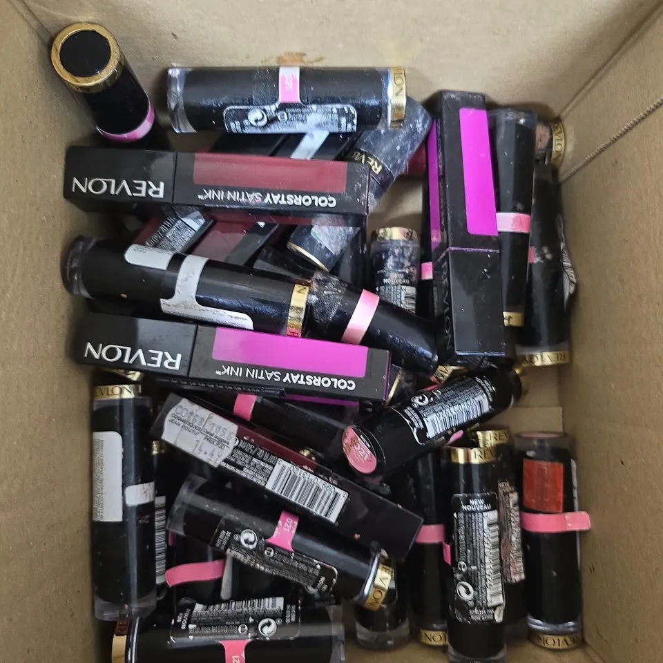 APPROXIMATELY 25 ASSORTED HEALTH & BEAUTY PRODUCTS TO INCLUDE LIPSTICKS & LIP LIQUID COLOUR 