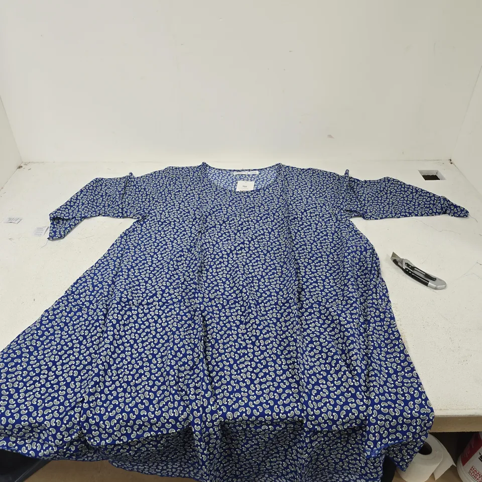 BOX OF APPROXIMATELY 60 ASSORTED CLOTHING ITEMS TO INCLUDE: TAMSY BLOUSE