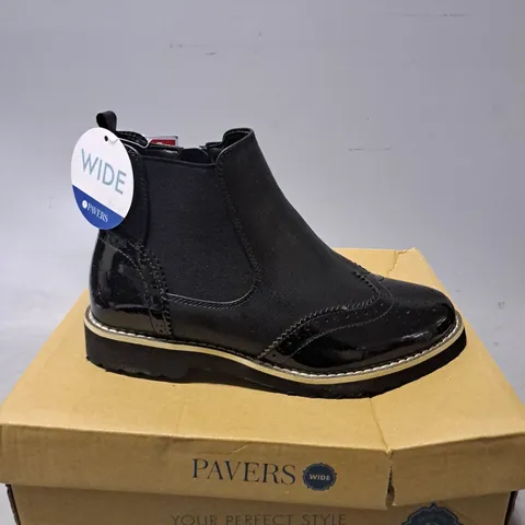 BOXED PAVERS WIDE BLACK SMART HIGH TOP SHOES - SIZE 37 