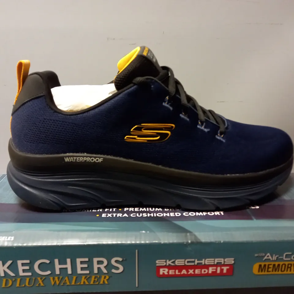 BOXED PAIR OF SKECHERS D LUX WALKERS IN NAVY TRAINER - SIZE 10