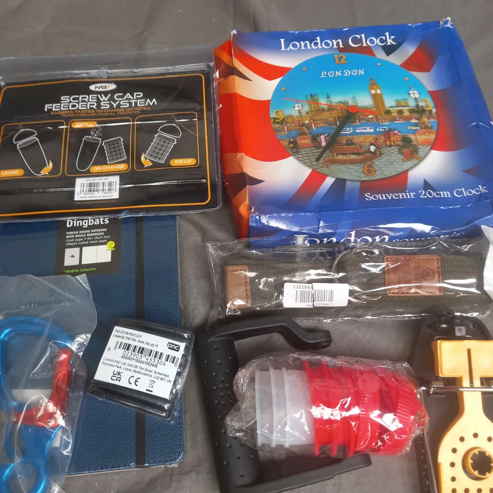 BOX OF APPROXIMATELY 8 HOUSEHOLD ITEMS TO INCLUDE - NGT SCREW CAP FEEDER SYSTEM - LONDON SOUVENIR CLOCK - DINGBATS NOTEBOOK - ETC