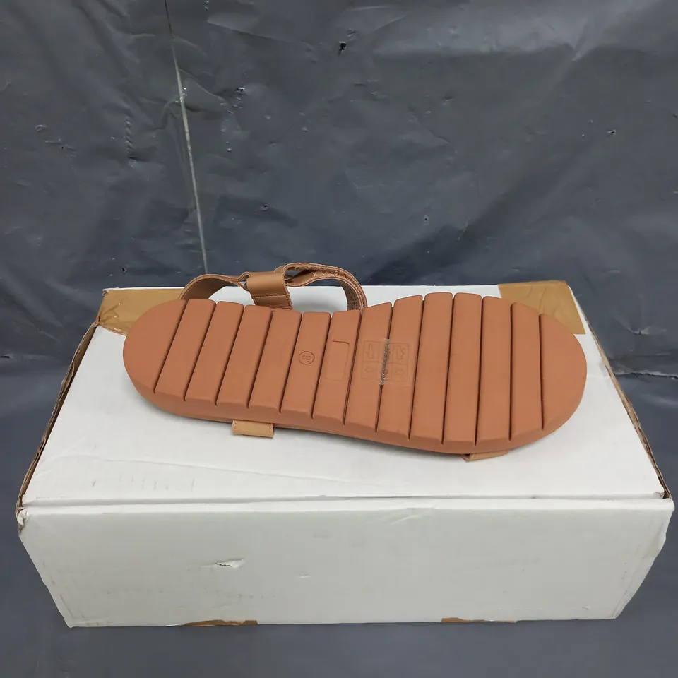 BEN DE LISI LEATHER SANDALS TAUPE SIZE 7