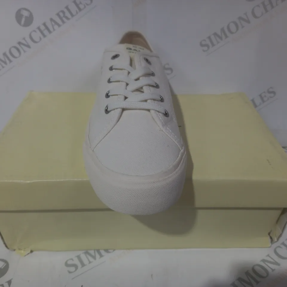 BOXED PAIR OF GANT ZANARA SHOES IN OFF WHITE EU SIZE 40