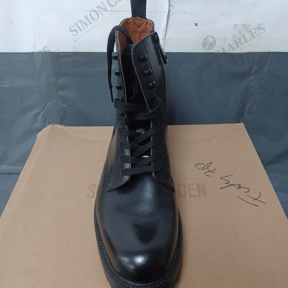 BOXED PAIR OF STEVE MADDEN BLACK LEATHER KOMMBAT BOOTS SIZE UNSPECIFIED