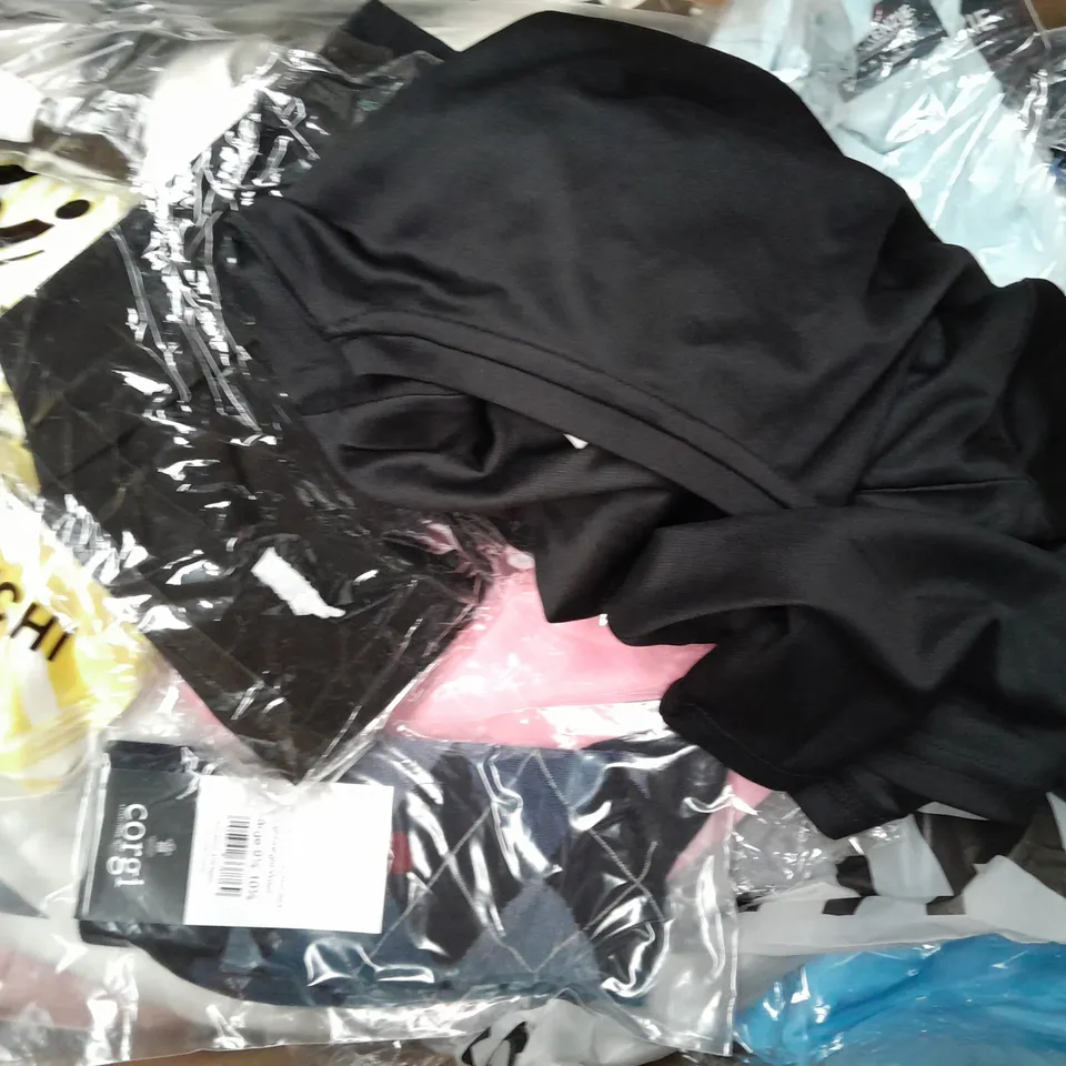 BOX OF APPROXIMATELY 25 ASSORTED CLOTHING ITEMS TO INCLUDE - SHORTS , HAT , TOP ETC