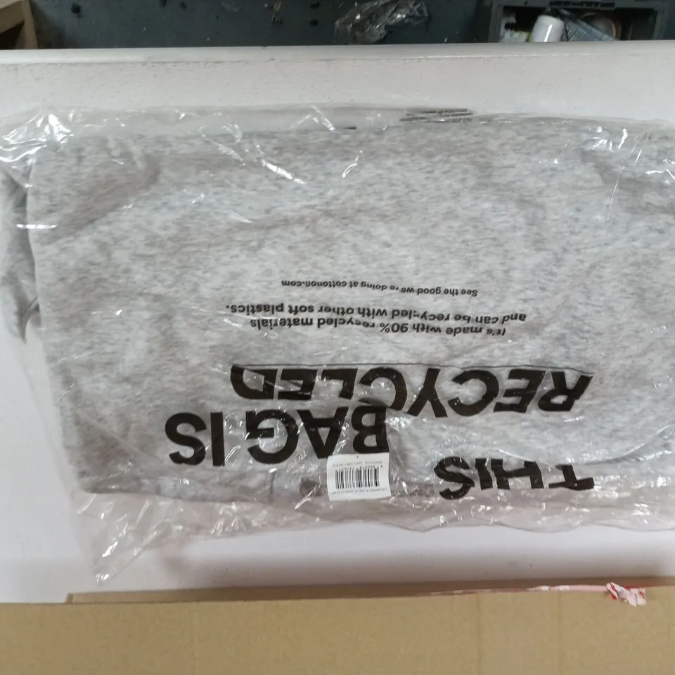 BOX OF APPROXIMATELY 20 ASSORTED CLOTHING ITEMS TO INCLUDE: FLEECE SWEATSHIRT