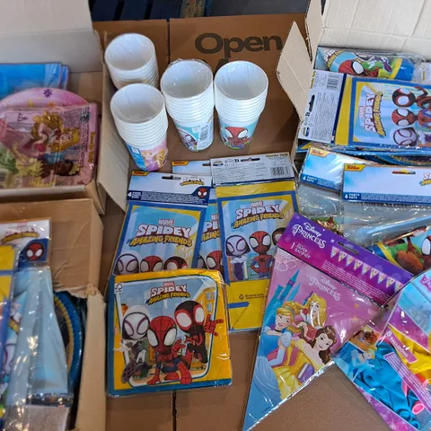 LOT OF ASSORTED THEMED PARTY SUPPLIES TO INCLUDE SPIDERMAN AND 