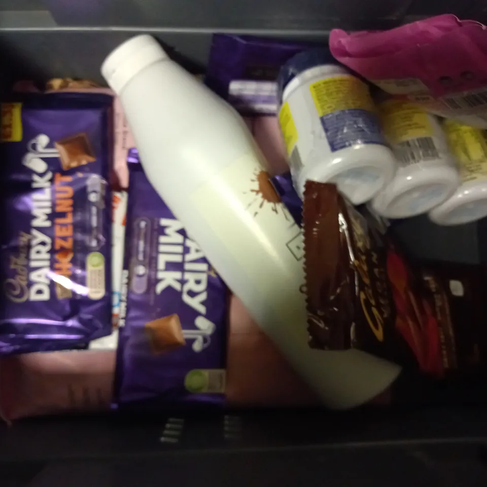 TOTE OF APPROX 12 ASSORTED FOOD ITEMS TO INCLUDE - CADBURY CREAM EGG BAR , EXTRA REFRESHERS , NESQUICK STRAWBERRY ETC