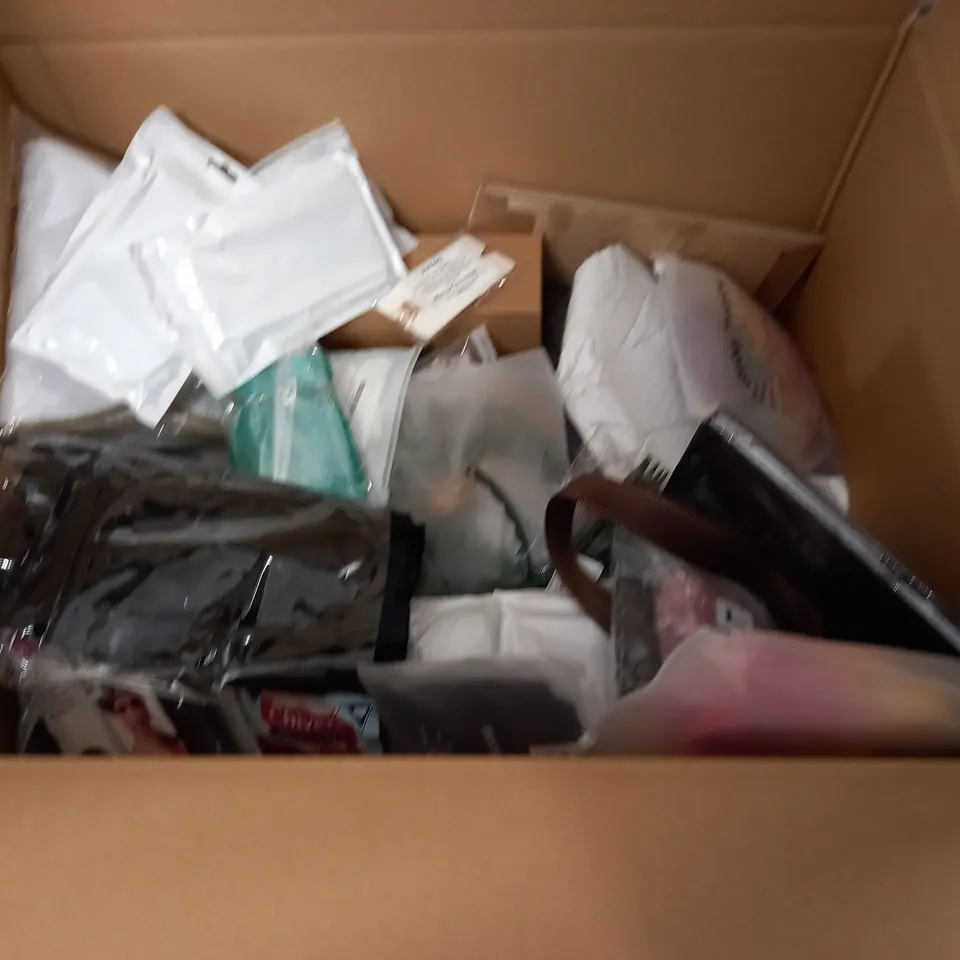 LARGE QUANTITY OF ASSORTED HOUSEHOLD ITEMS TO INCLUDE TOILET BRUSH, OVAL CERAMIC TRAY AND AQUARIUM DECORATIONS