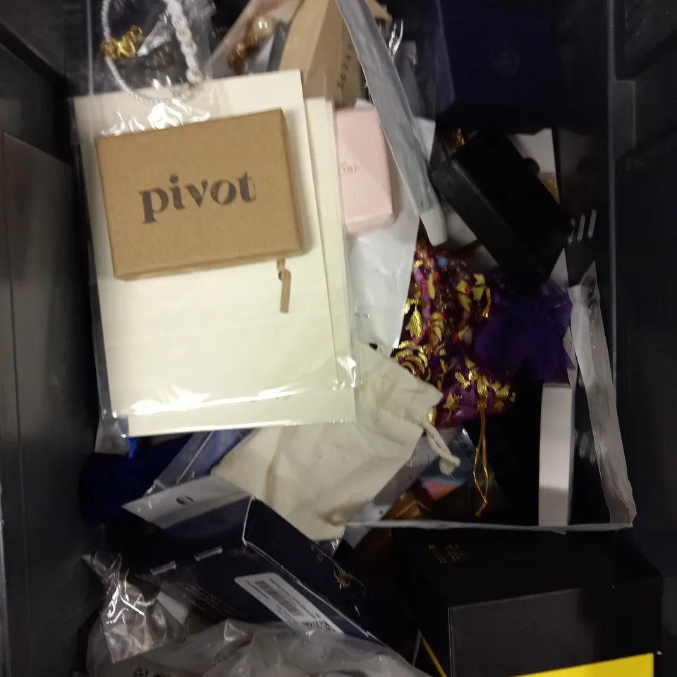 APPROXIMATELY 30 ASSORTED JEWELLERY PRODUCTS IN VARIOUS STYLES TO INCLUDE WATCHES, NECKLACES, EARRINGS ETC 