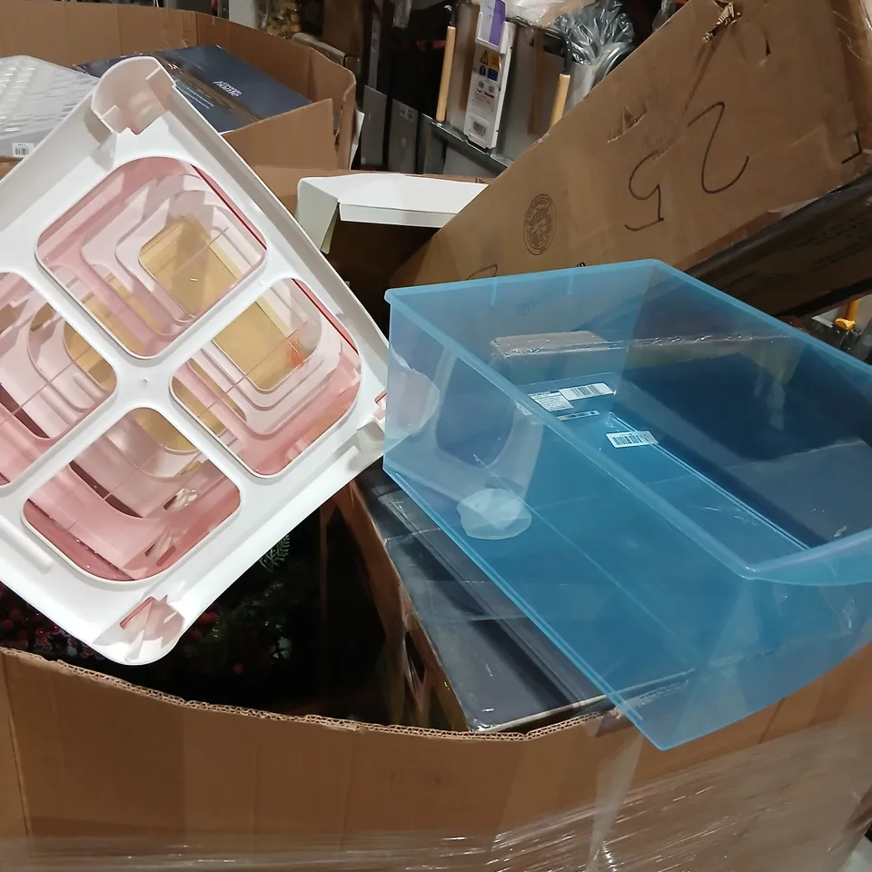 PALLET OF APPROXIMATELY 35 ASSORTED PRODUCTS TO INCLUDE; ORGANIC MIRROR, POSTER FRAME, VILEDA BUCKET SUPREME, STACEY DINNER SET XMAS, STAR STAKE LIGHTS, HIBALL GREEN, BERRY WREATH FROST AND WARREN FIR