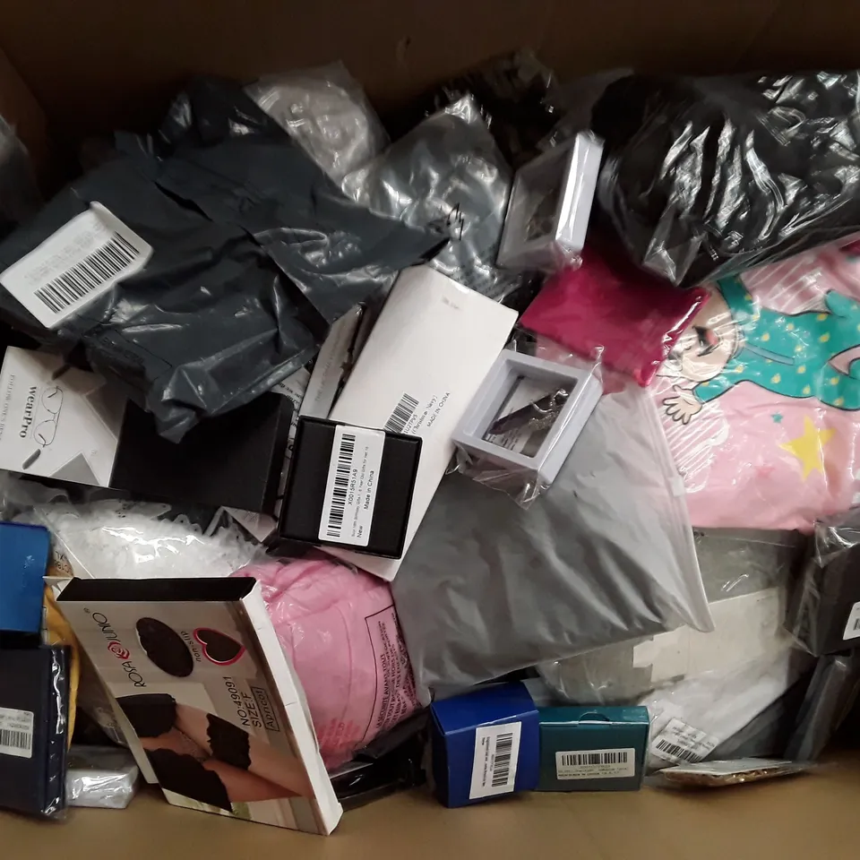 LARGE QUANTITY OF ASSORTED CLOTHING ITEMS TO INCLUDE SOCKS SHOES AND TOPS ECT