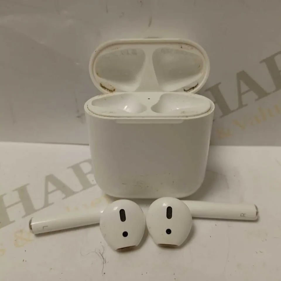 1ST GENERATION APPLE AIRPOD BUDS