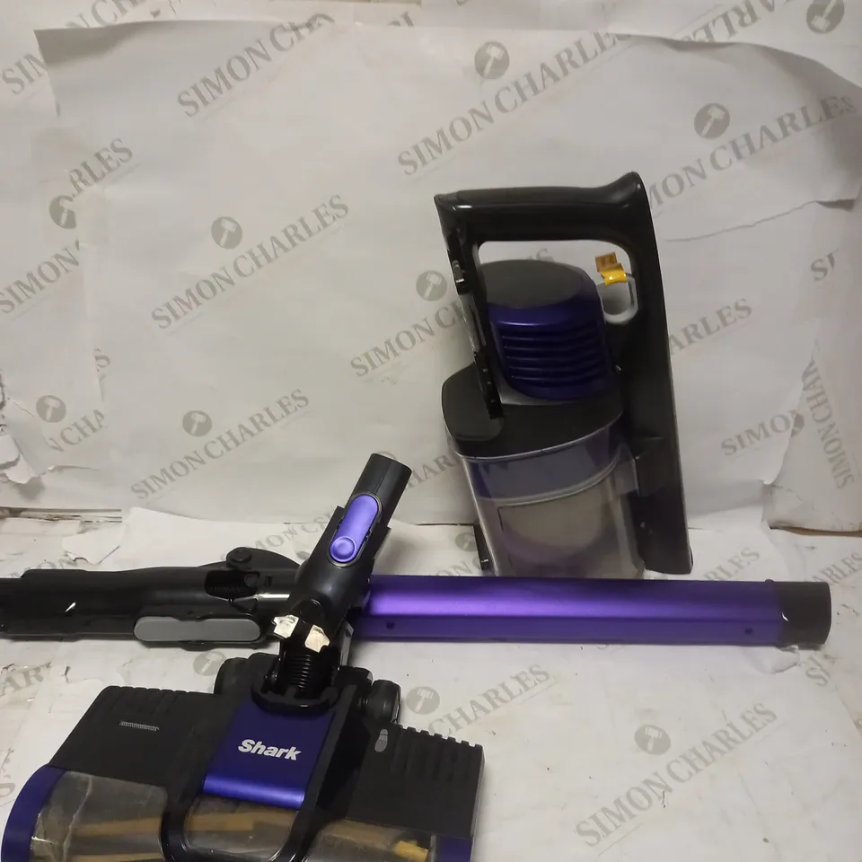 SHARK ANTI HAIR WRAP CORDLESS PET VACUUM CLEANER IZ202UKT