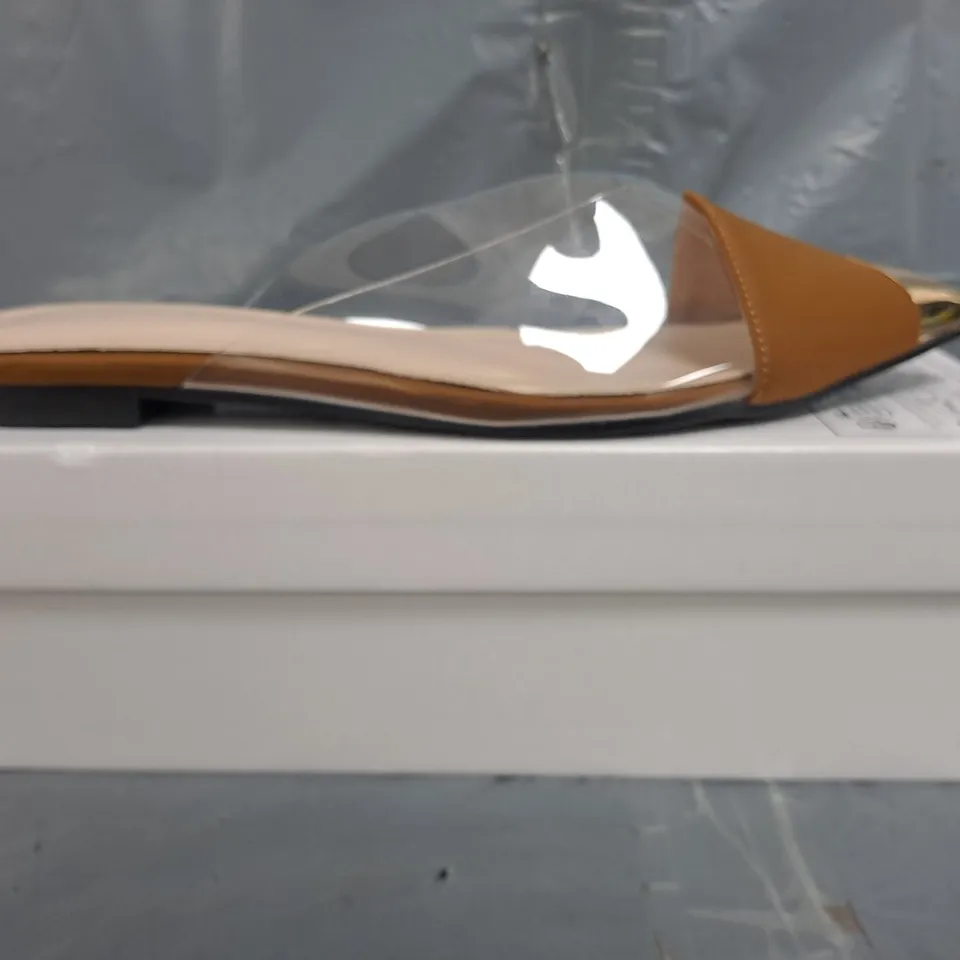BOXED PAIR OF UNBRANDED POINTED TOE OPEN BACK SHOES IN TAN/CLEAR/METALLIC GOLD SIZE EU 44