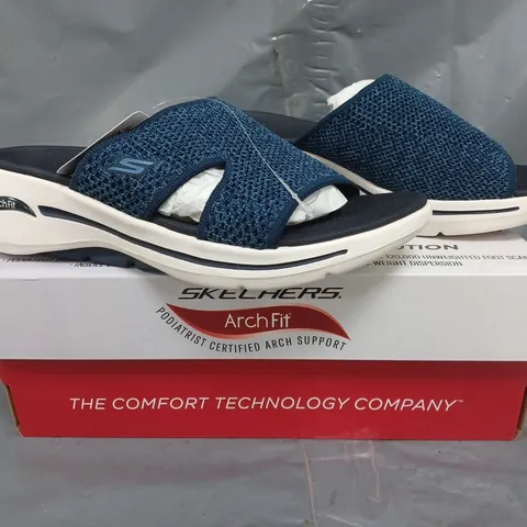 BOXED PAIR OF SKECHERS GO WALK ARCH FIT SANDALS IN NAVY SIZE 5